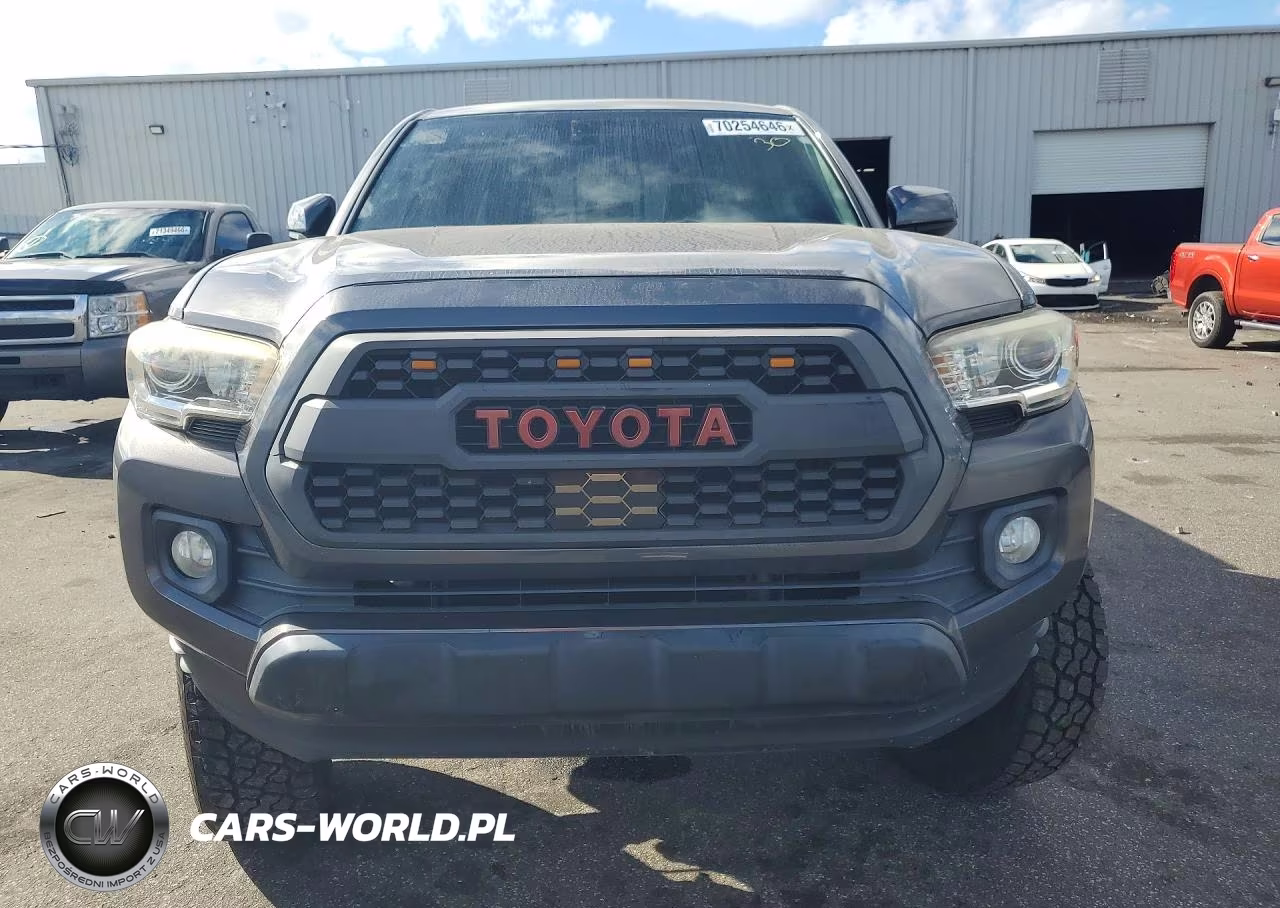 2018 Toyota Tacoma Double Cab VIN:5TFAZ5CN7JX060896 - 5
