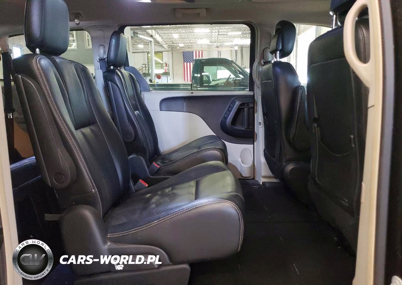 2015 Chrysler Town & Country Touring L VIN:2C4RC1CG2FR589872 - 11