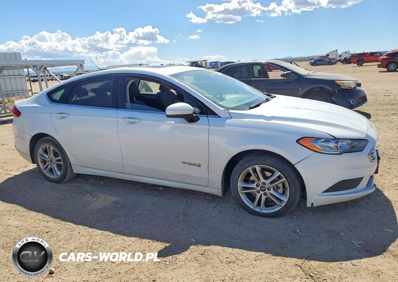 2018 Ford Fusion Se Hybrid VIN:3FA6P0LUXJR116317 - 4