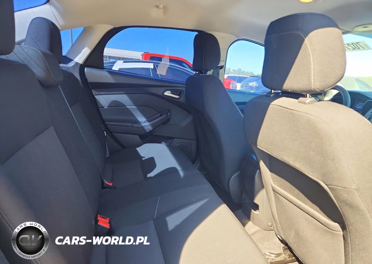 2018 Ford Focus Se VIN:1FADP3F24JL279983 - 10