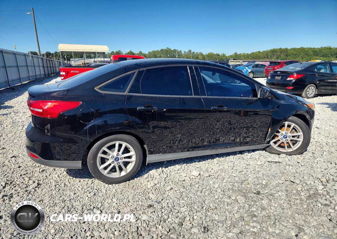 2018 Ford Focus Se VIN:1FADP3F24JL279983 - 3
