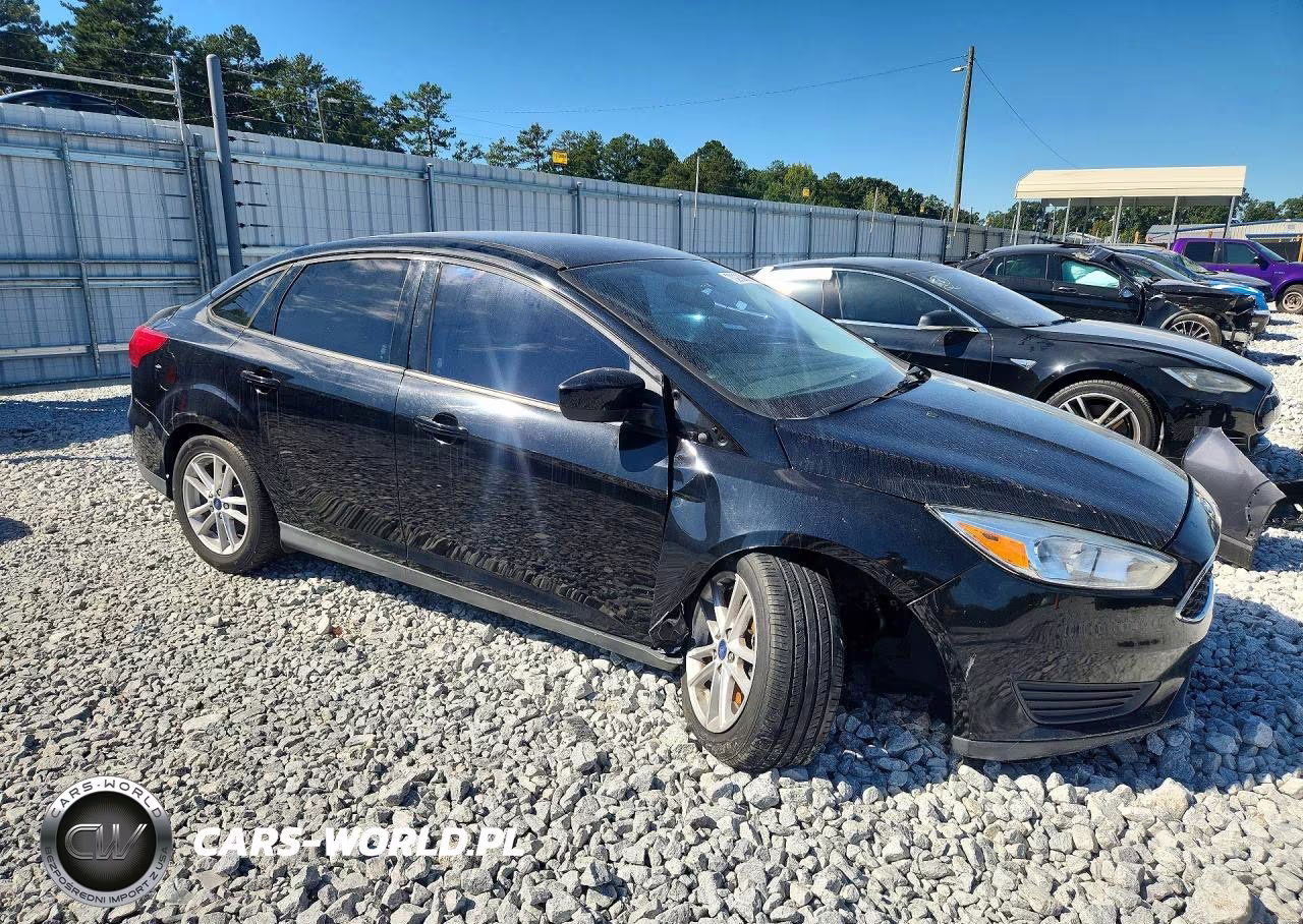 2018 Ford Focus Se VIN:1FADP3F24JL279983 - 4