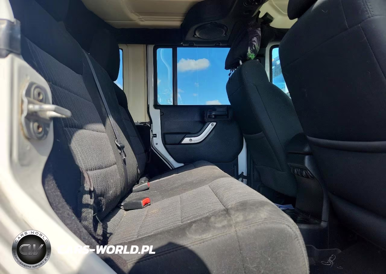 2011 Jeep Wrangler Unlimited Sahara VIN:1J4HA5H14BL575952 - 10