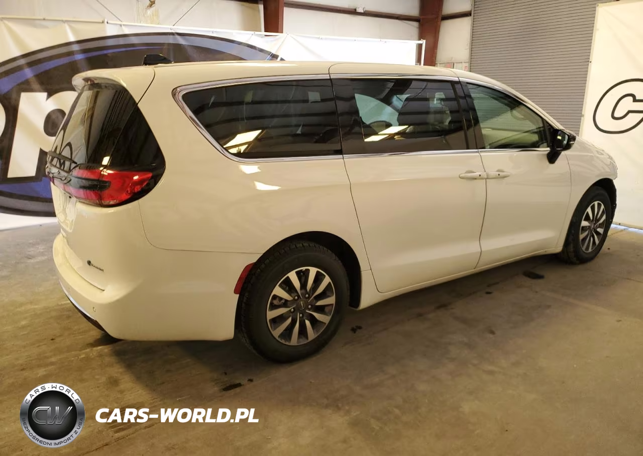 2024 Chrysler Pacifica Hybrid Select VIN:2C4RC1S76RR117745 - 3