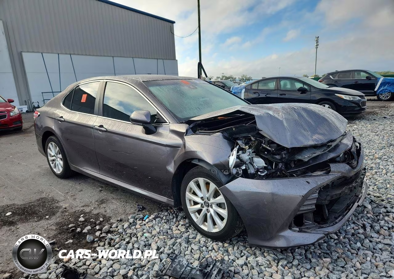 2018 Toyota Camry Le VIN:4T1B11HK5JU153836 - 4