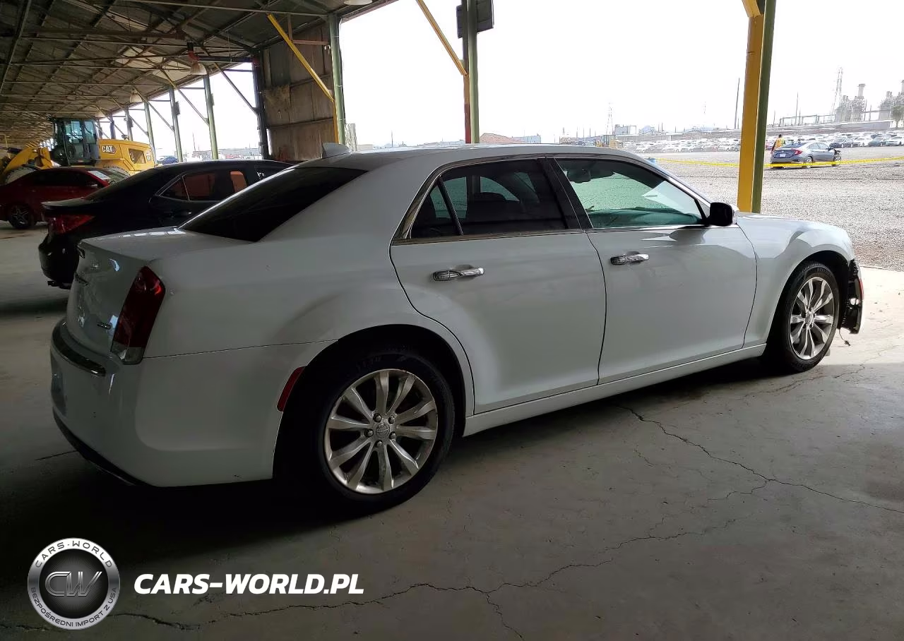 2018 Chrysler 300 Limited VIN:2C3CCAKG9JH268552 - 3
