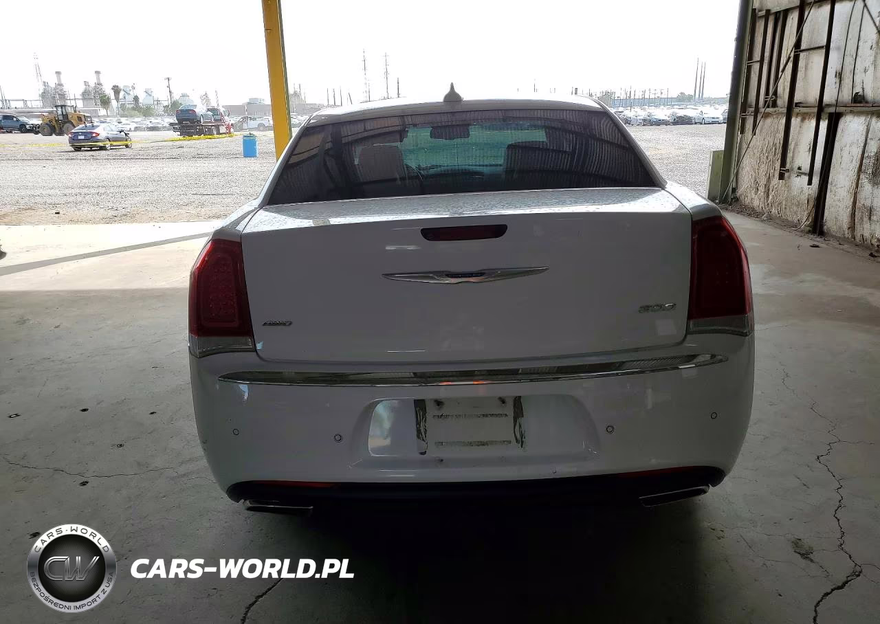 2018 Chrysler 300 Limited VIN:2C3CCAKG9JH268552 - 6