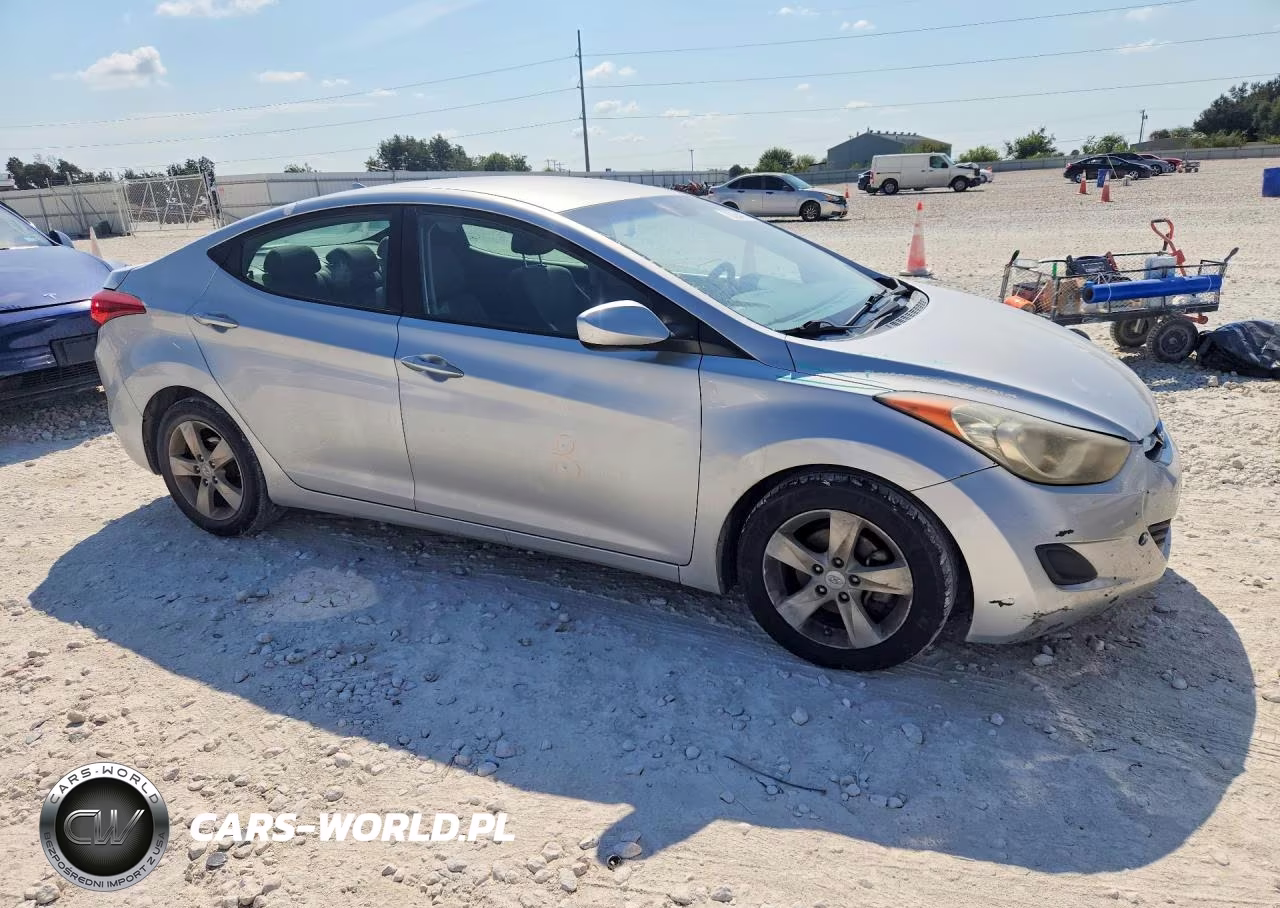2013 Hyundai Elantra Gls VIN:KMHDH4AE8DU731667 - 4