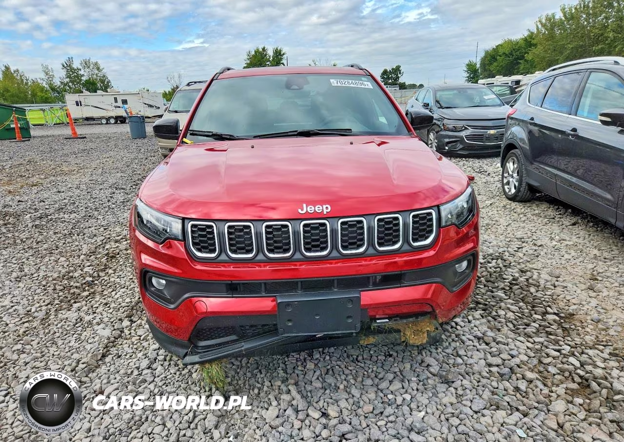 2024 Jeep Compass Latitude Lux VIN:3C4NJDFN9RT175585 - 5