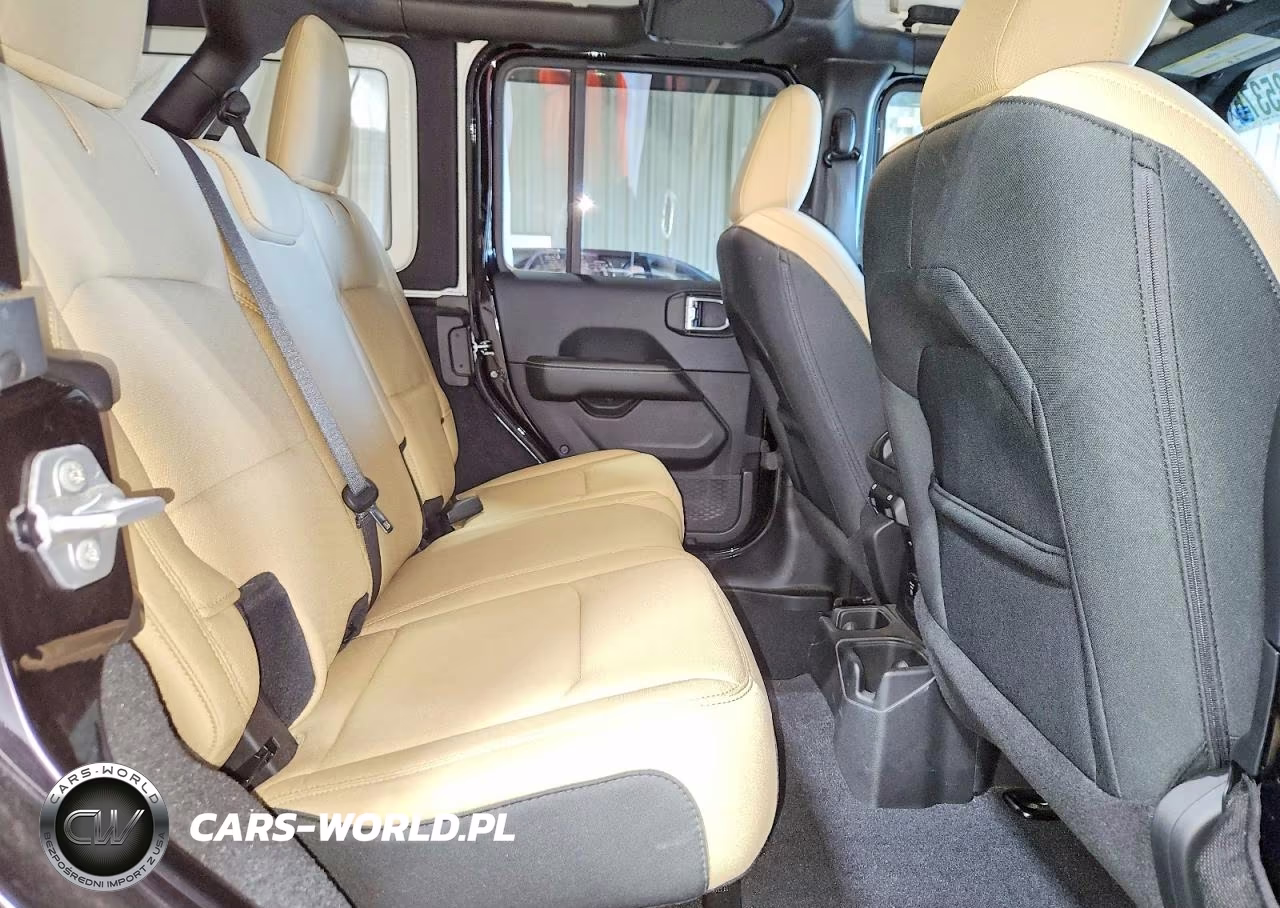 2019 Jeep Wrangler Unlimited Sahara VIN:1C4HJXEG2KW515337 - 11