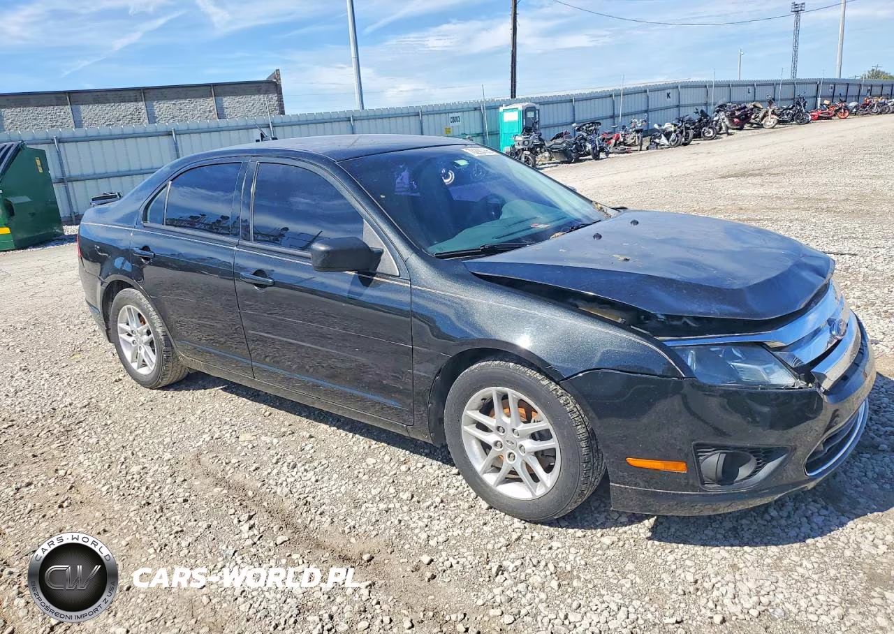 2012 Ford Fusion S VIN:3FAHP0GA7CR270947 - 4