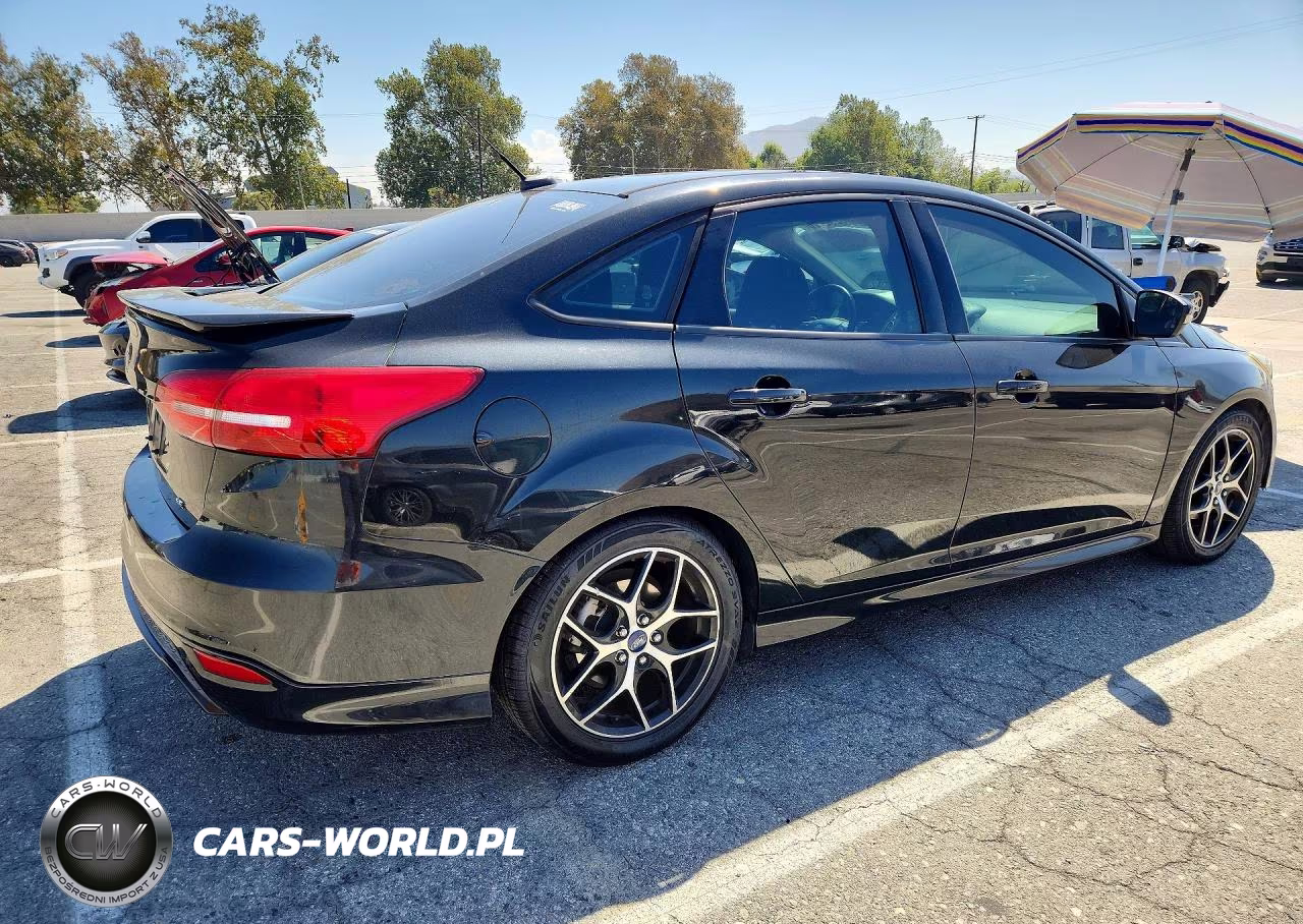 2015 Ford Focus Se VIN:1FADP3F27FL248993 - 3