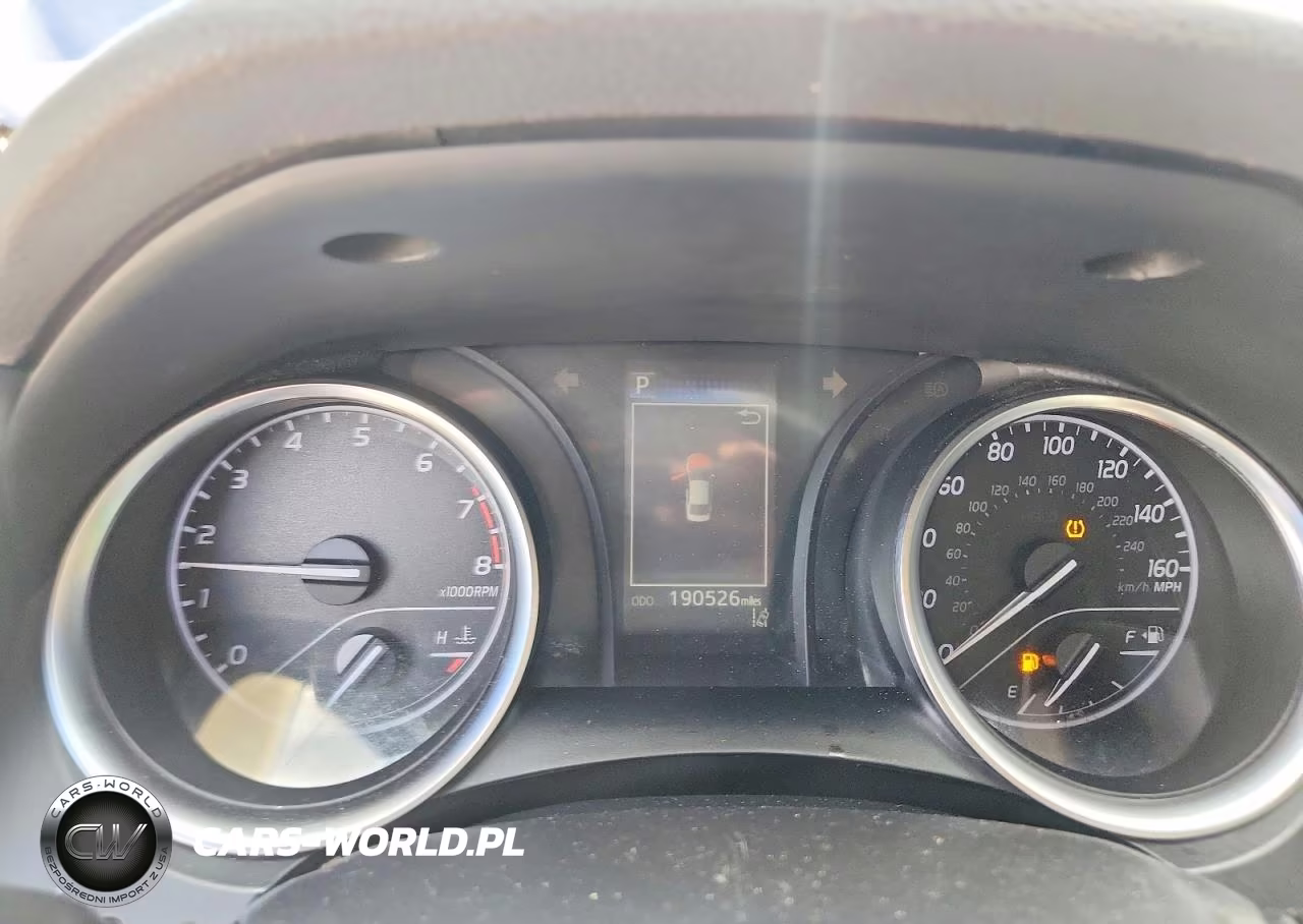 2018 Toyota Camry Le VIN:JTNB11HK5J3015574 - 9
