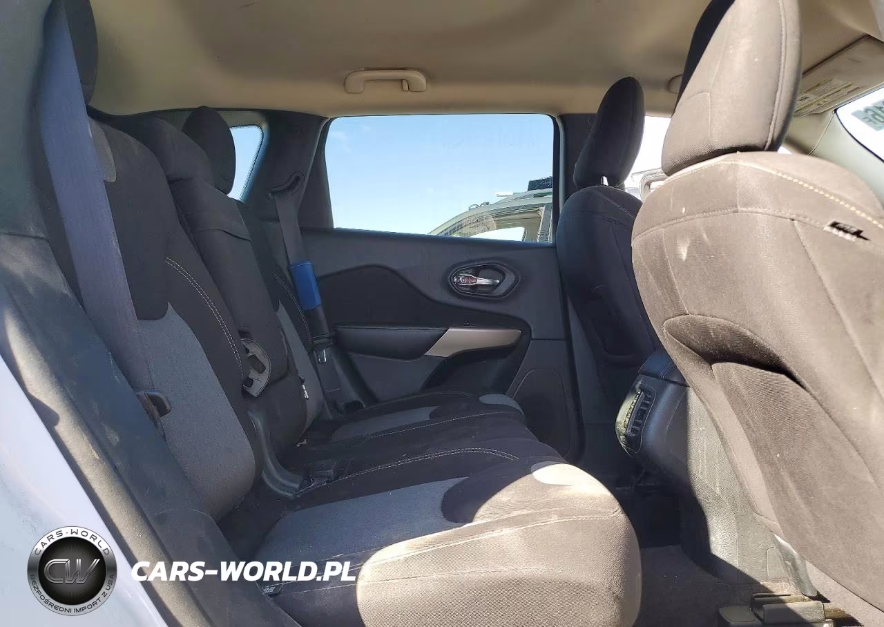 2018 Jeep Cherokee Latitude VIN:1C4PJLCB9JD615313 - 11
