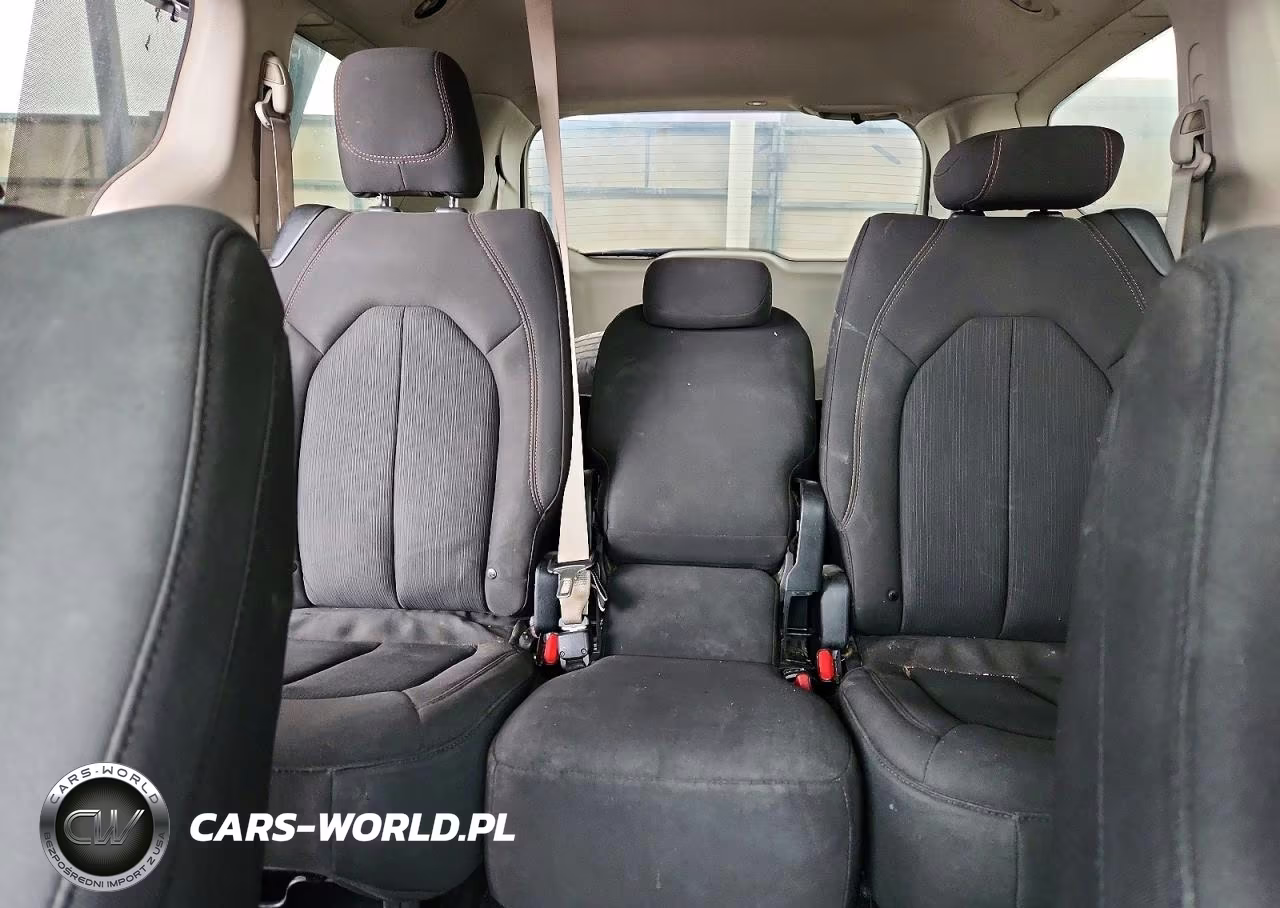 2019 Chrysler Pacifica Touring Plus VIN:2C4RC1FG7KR628655 - 10