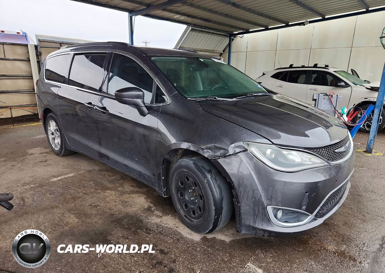 2019 Chrysler Pacifica Touring Plus VIN:2C4RC1FG7KR628655 - 4