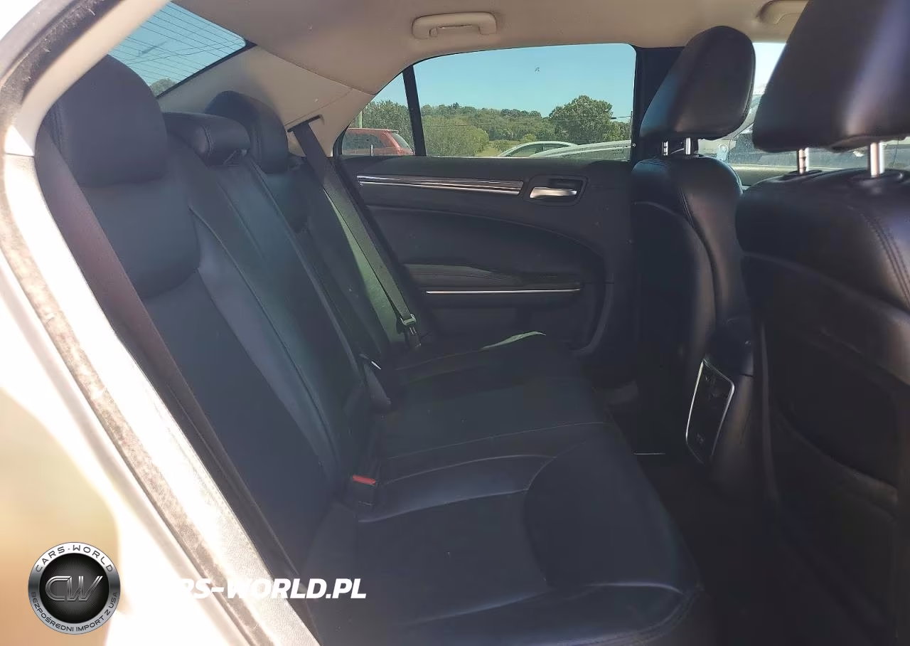 2020 Chrysler 300 Touring VIN:2C3CCAAG5LH225587 - 10