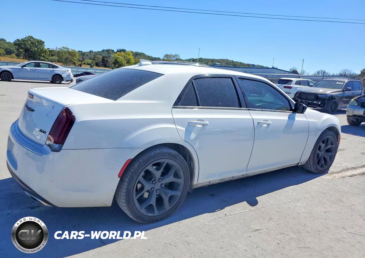 2020 Chrysler 300 Touring VIN:2C3CCAAG5LH225587 - 3
