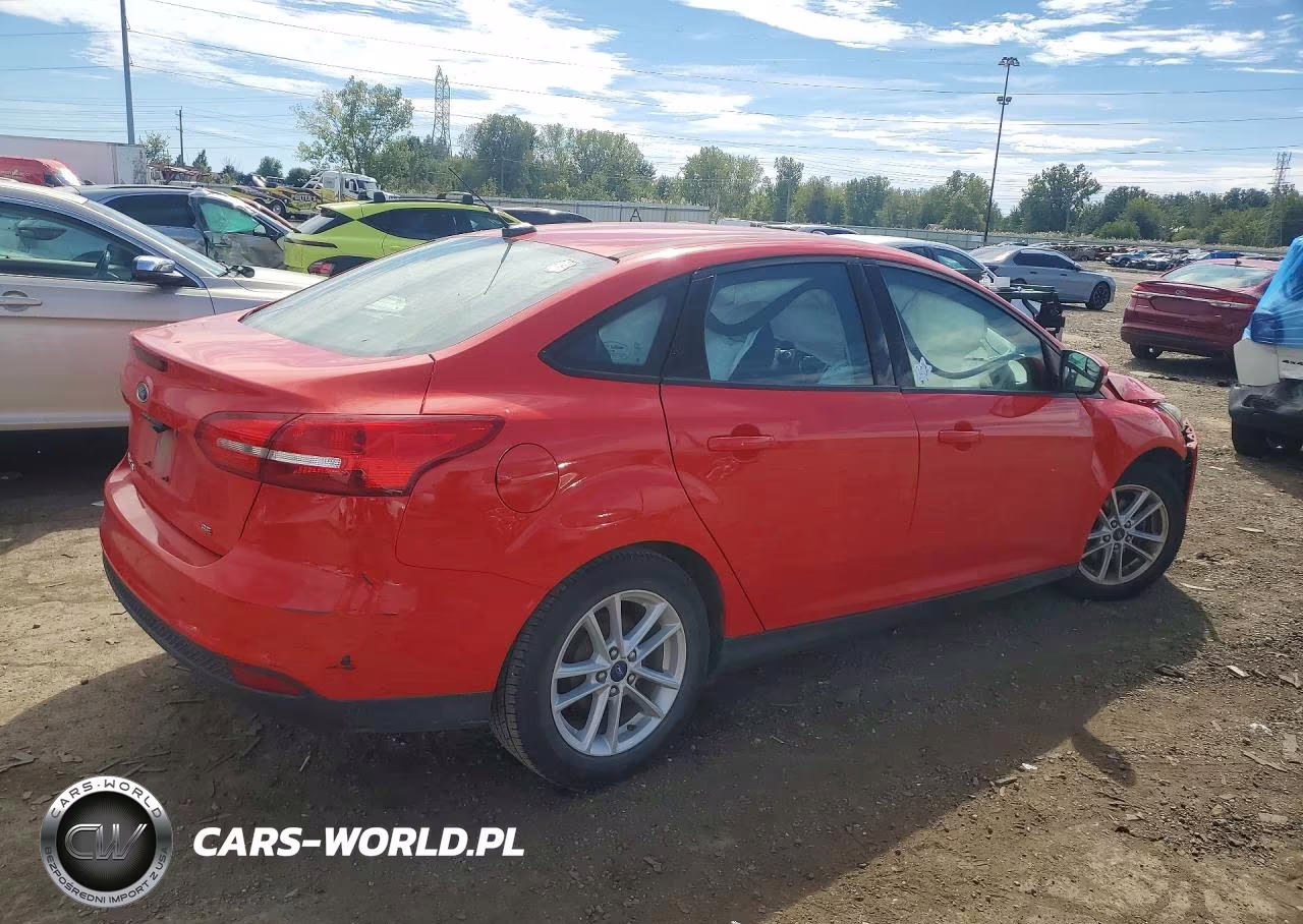 2017 Ford Focus Se VIN:1FADP3F23HL347104 - 3