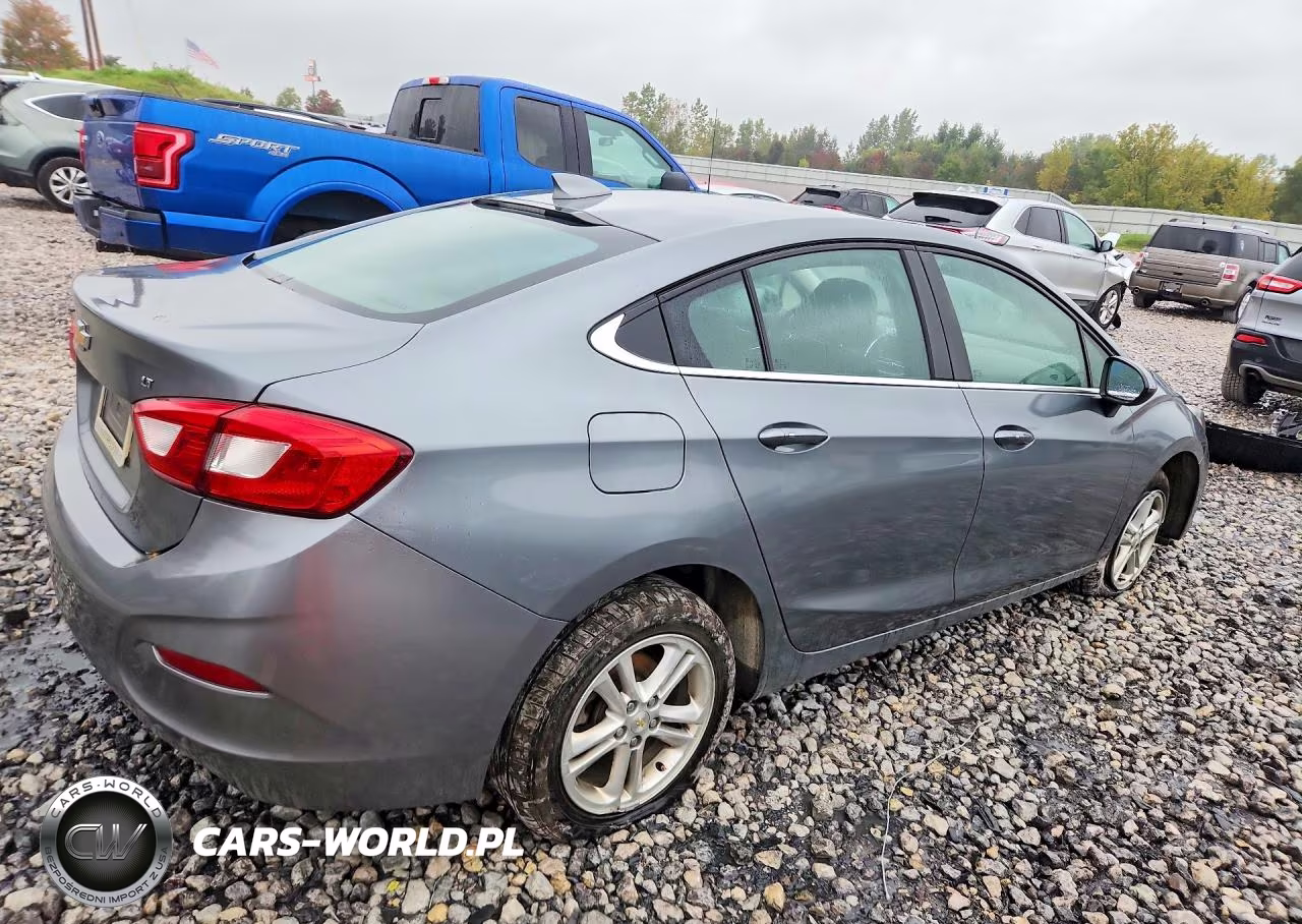 2018 Chevrolet Cruze Lt VIN:1G1BE5SM1J7163152 - 3