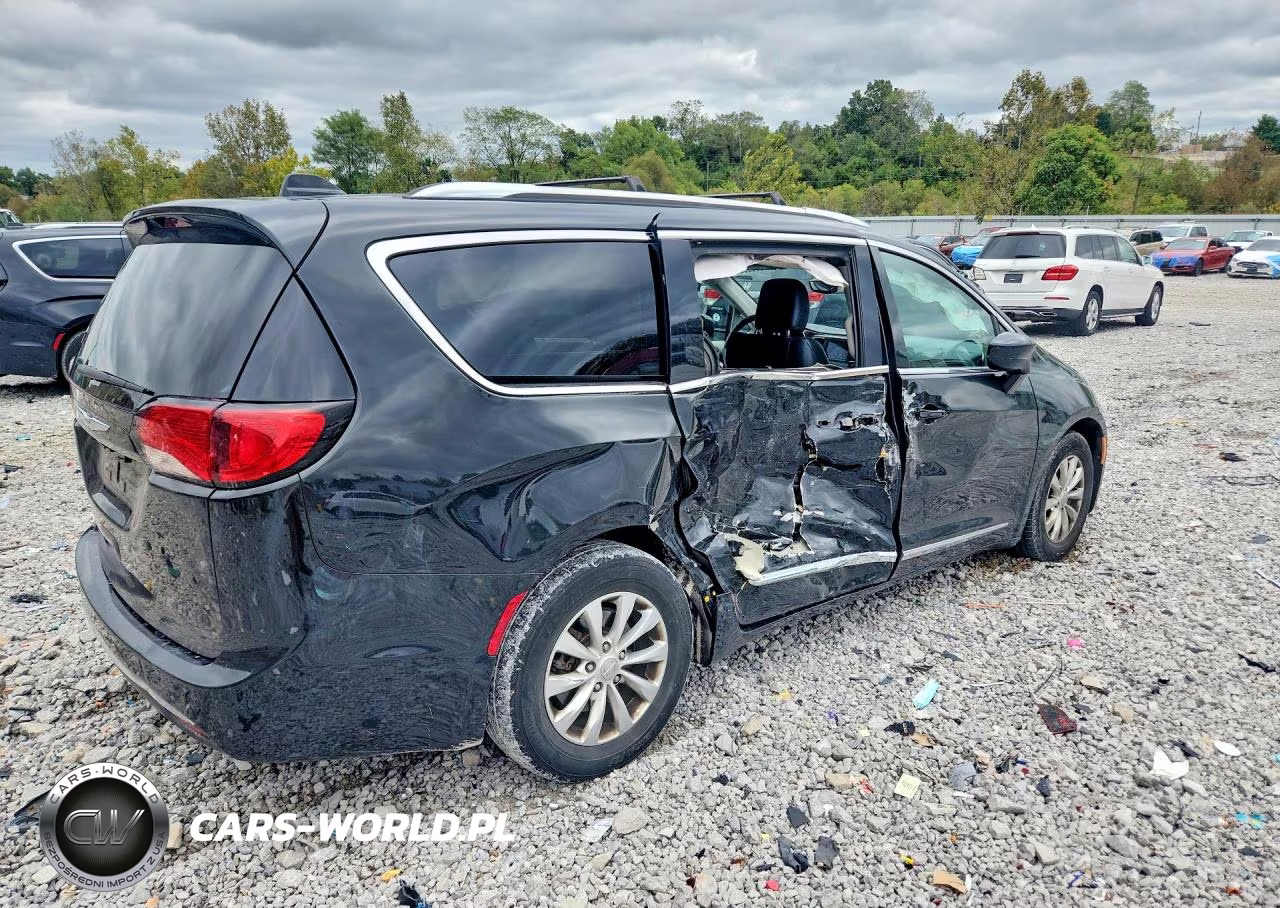 2019 Chrysler Pacifica Touring L VIN:2C4RC1BG5KR651602 - 3