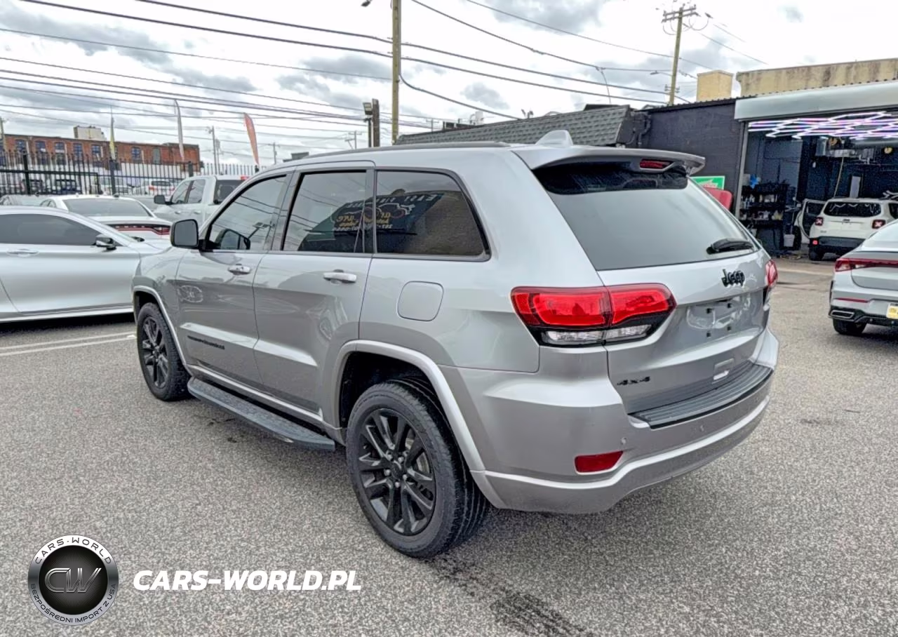 2018 Jeep Grand Cherokee Laredo VIN:1C4RJFAG4JC211706 - 3