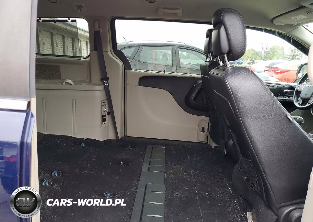 2016 Chrysler Town & Country Touring VIN:2C4RC1BG0GR189313 - 11