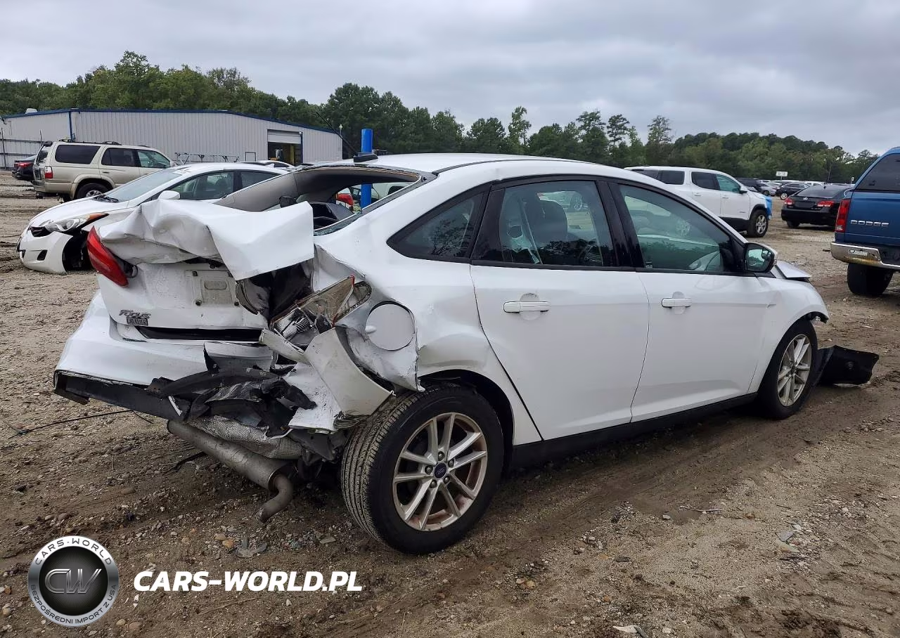 2017 Ford Focus Se VIN:1FADP3F23HL327595 - 3