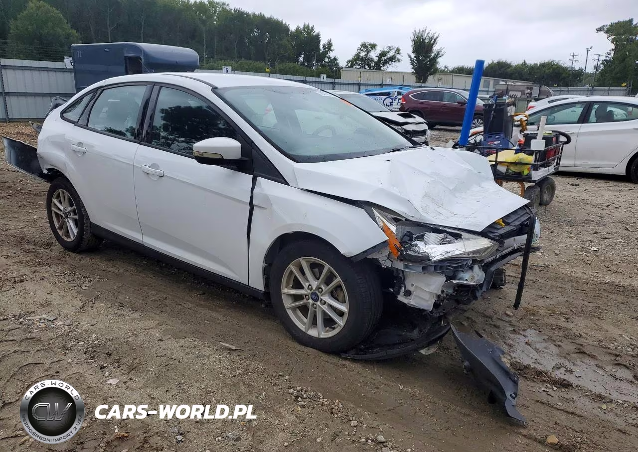 2017 Ford Focus Se VIN:1FADP3F23HL327595 - 4