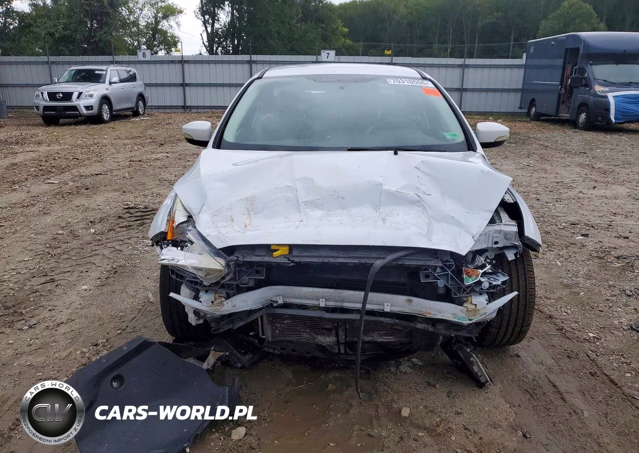 2017 Ford Focus Se VIN:1FADP3F23HL327595 - 5