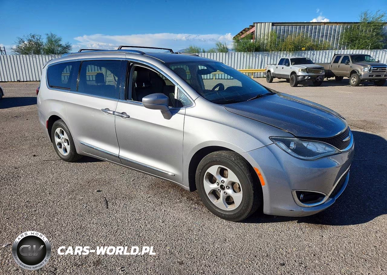2017 Chrysler Pacifica Touring L Plus VIN:2C4RC1EG8HR636306 - 4