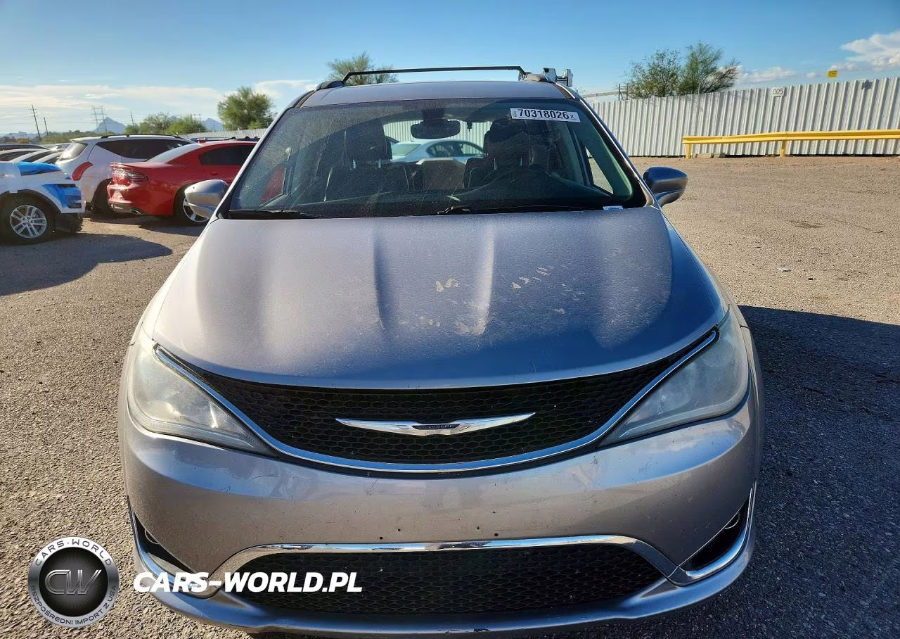 2017 Chrysler Pacifica Touring L Plus VIN:2C4RC1EG8HR636306 - 5
