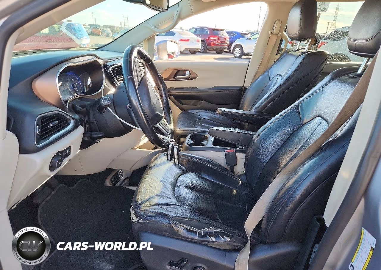 2017 Chrysler Pacifica Touring L Plus VIN:2C4RC1EG8HR636306 - 7