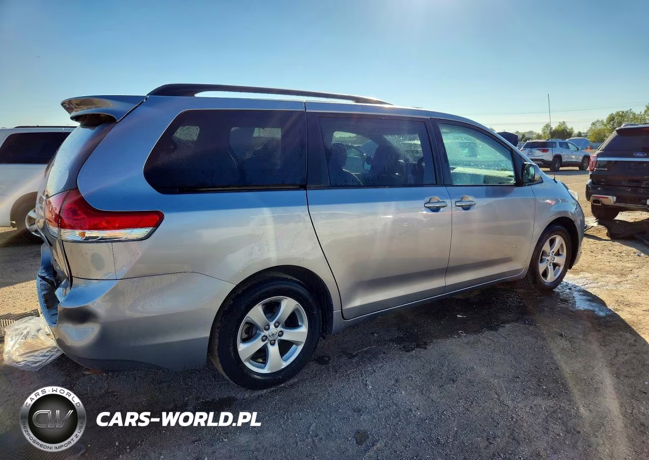 2013 Toyota Sienna Le VIN:5TDKK3DC8DS291889 - 3
