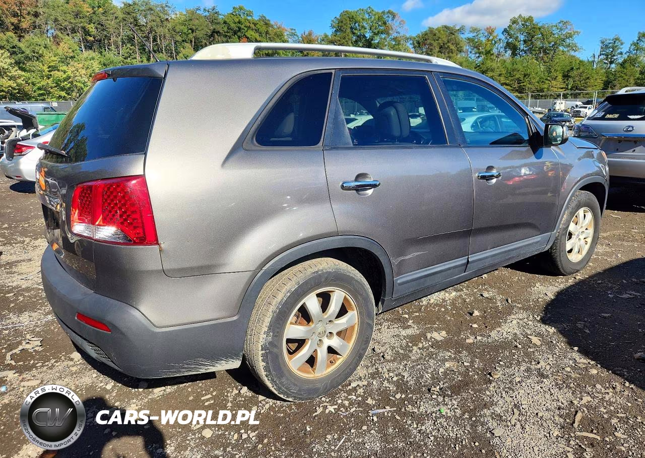 2013 Kia Sorento Lx VIN:5XYKT4A22DG323165 - 3