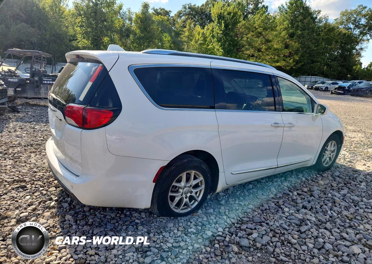 2020 Chrysler Pacifica Touring L VIN:2C4RC1BG7LR115073 - 3