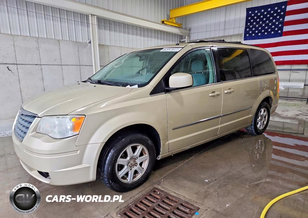 2010 Chrysler Town & Country Touring – zdjęcie 1 z 13