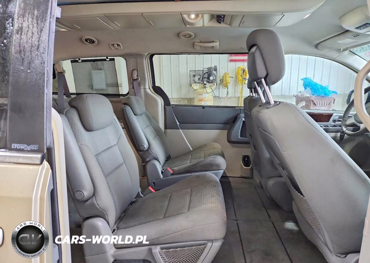 2010 Chrysler Town & Country Touring VIN:2A4RR5D1XAR271680 - 11
