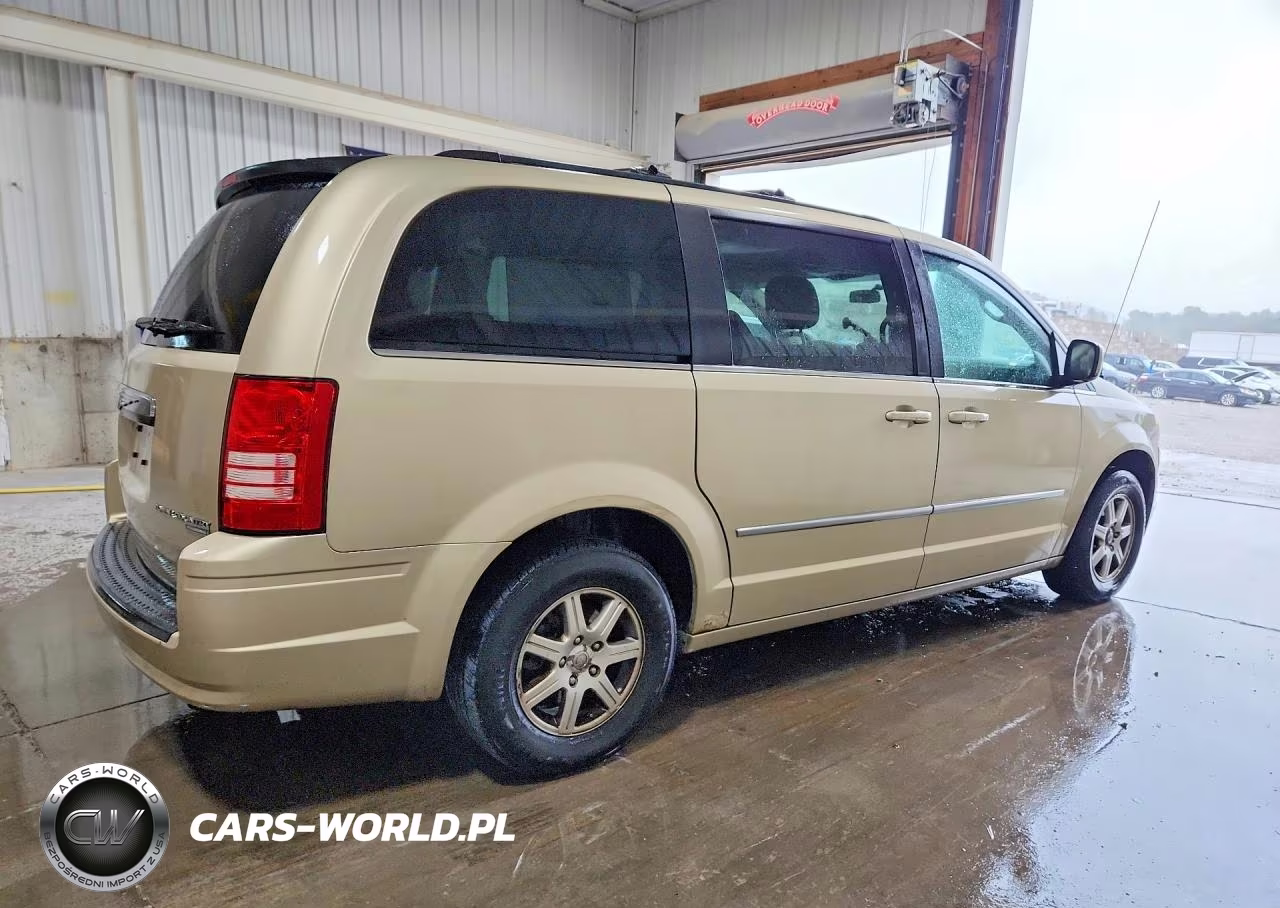 2010 Chrysler Town & Country Touring VIN:2A4RR5D1XAR271680 - 3