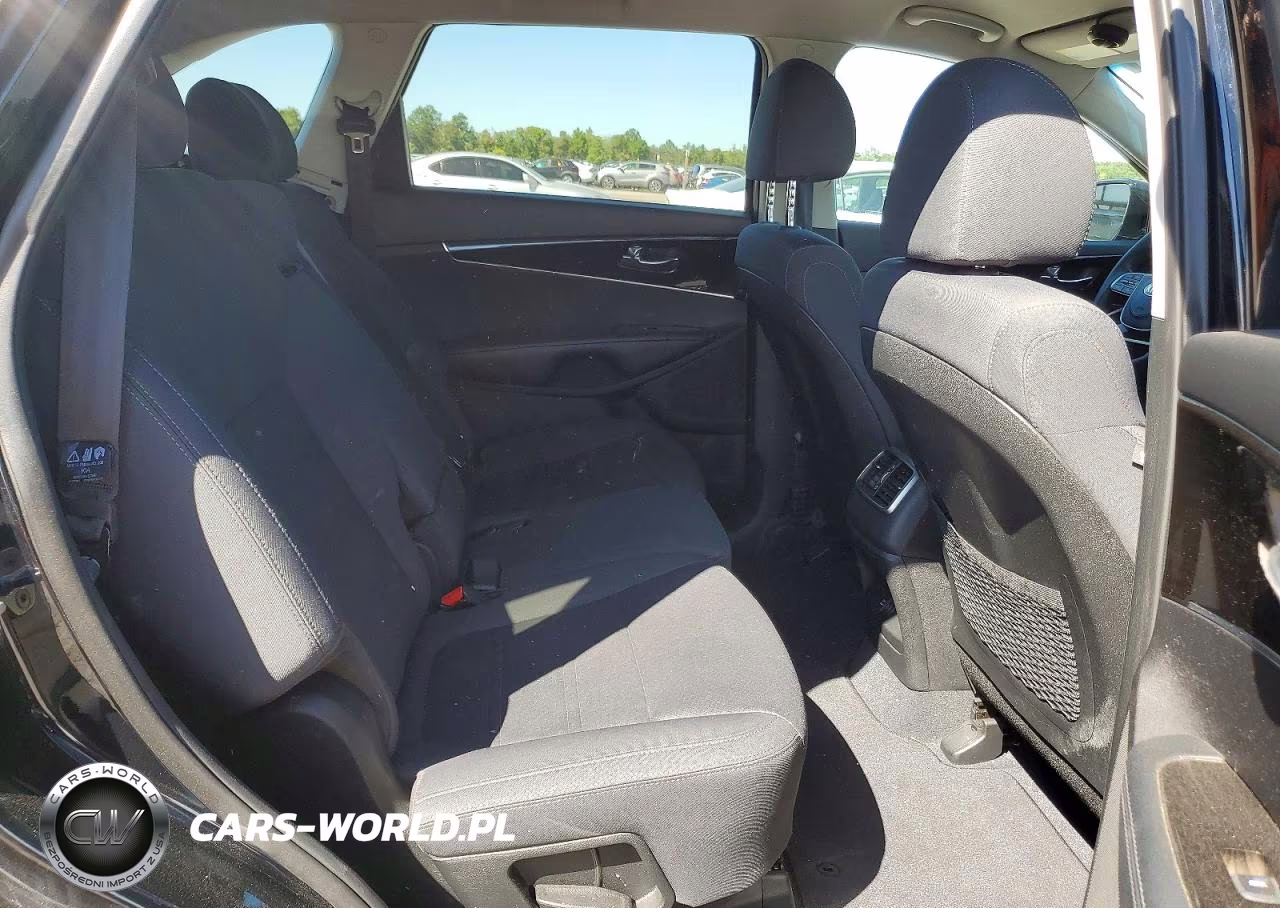 2019 Kia Sorento L VIN:5XYPG4A37KG569631 - 11