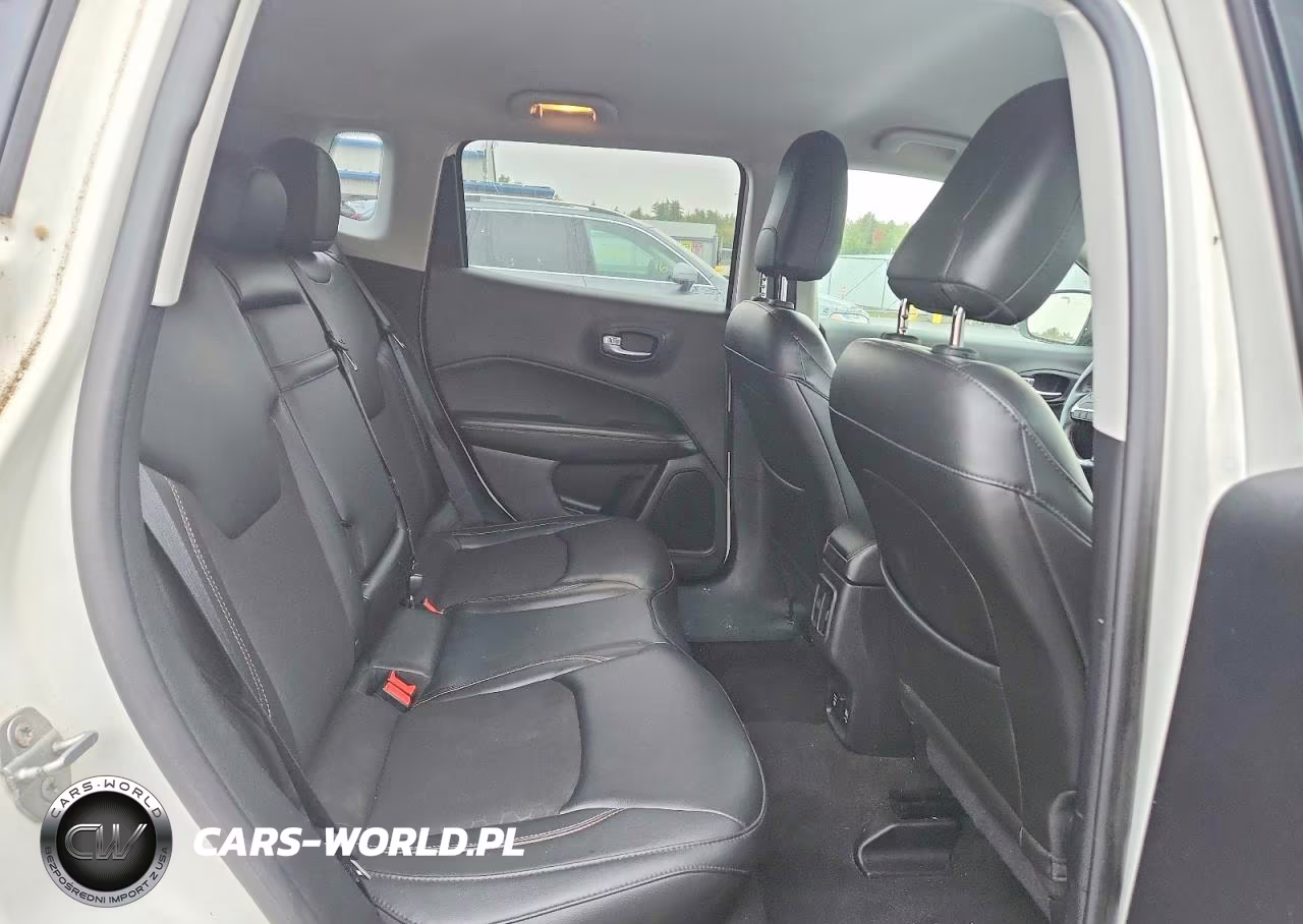 2018 Jeep Compass Latitude VIN:3C4NJDBB6JT255748 - 10