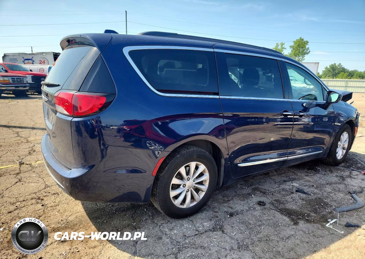 2017 Chrysler Pacifica Touring L VIN:2C4RC1BG1HR734369 - 3