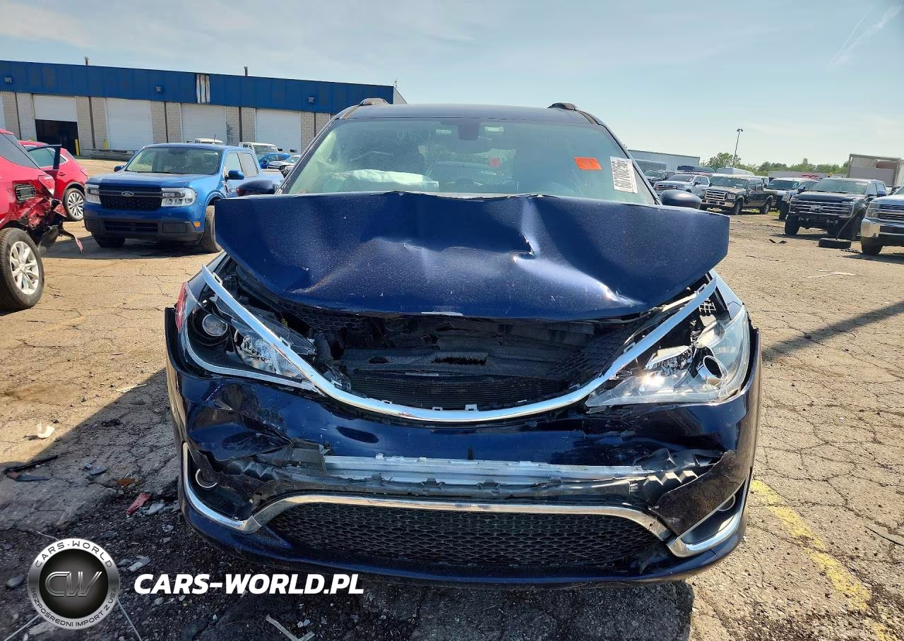 2017 Chrysler Pacifica Touring L VIN:2C4RC1BG1HR734369 - 5