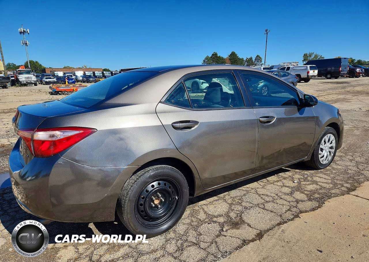 2018 Toyota Corolla Le VIN:5YFBURHE9JP744575 - 3