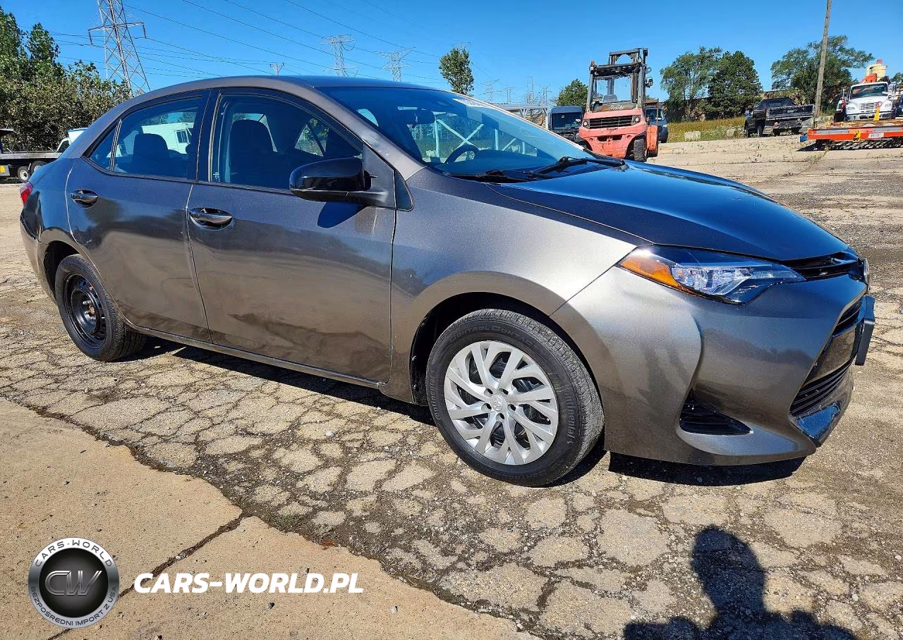 2018 Toyota Corolla Le VIN:5YFBURHE9JP744575 - 4