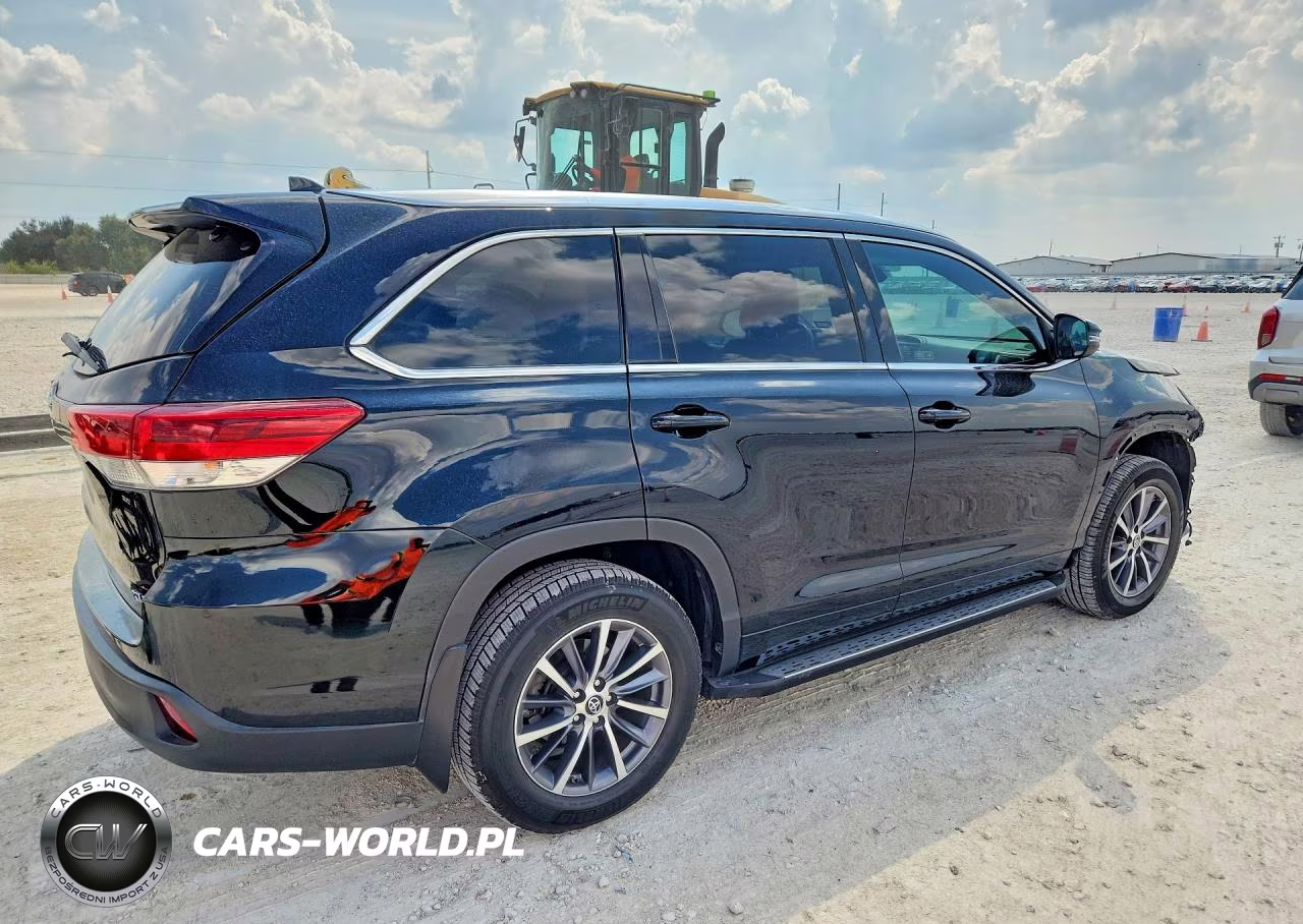 2018 Toyota Highlander Xle VIN:5TDKZRFH5JS546811 - 3