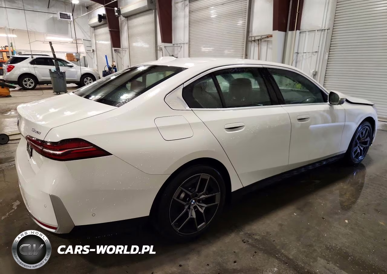2027 BMW 530 Xi VIN:WBA53FJ08VCX78967 - 3