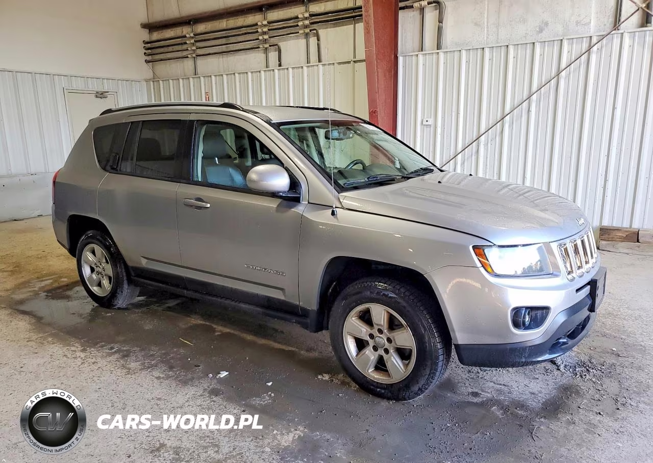 2016 Jeep Compass Latitude VIN:1C4NJCEA5GD744301 - 4