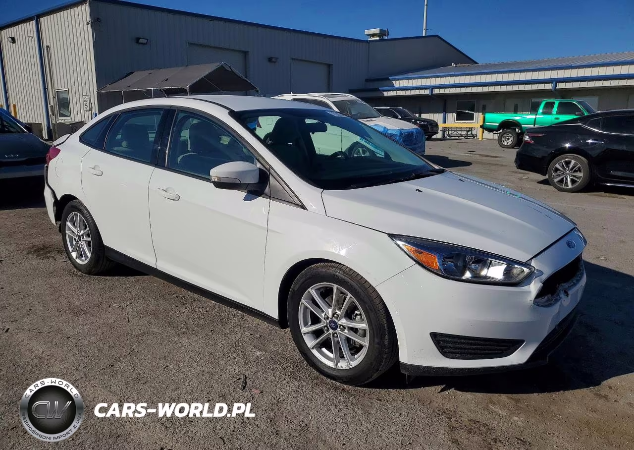 2015 Ford Focus Se VIN:1FADP3F24FL341633 - 4