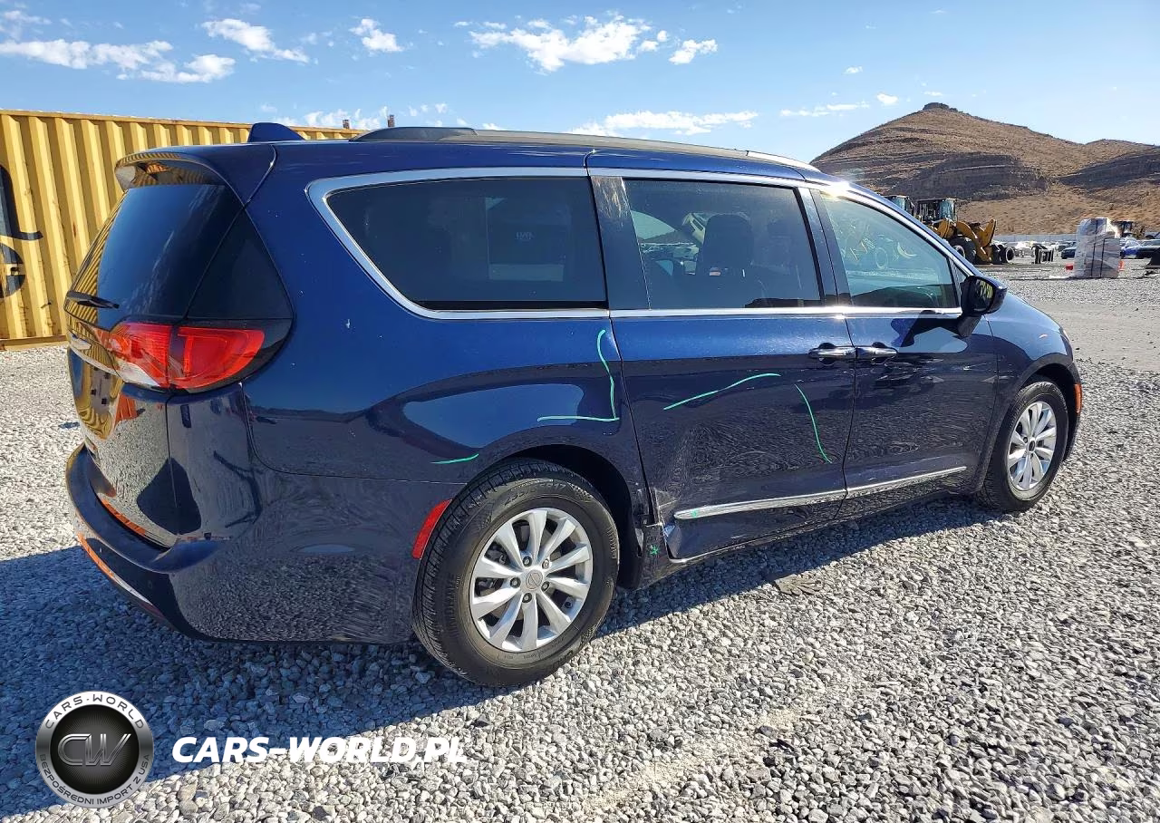 2017 Chrysler Pacifica Touring L VIN:2C4RC1BG2HR743730 - 3